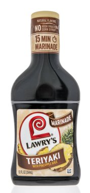 Winneconne, WI - 18 Ekim 2020: Bir şişe Lowrys teriyaki marine edilmiş arka planda.