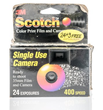 Winneconne, WI - 18 Ekim 2020: İzole edilmiş bir arkaplanda 3M Scotch kullan-at fotoğraf makinesi paketi.