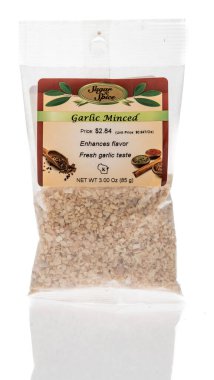 Winneconne, WI - 18 Ekim 2020: İzole bir zemin üzerinde doğranmış sarımsak paketi.