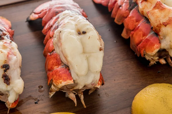 Colas Langosta Que Son Estilo Sillín Cocinadas Con Limones —  Fotos de Stock