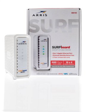 Winneconne, WI - 20 Ekim 2020: İzole edilmiş bir arkaplandaki xfinity, cox ve spectrum hizmetleri için bir Arris Surf kablo modemi paketi.