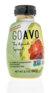 Winneconne, WI - 22 Ekim 2020: Bir Goavo avokado paketi izole bir arka plana yayıldı.