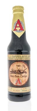 Winneconne, WI - 22 Ekim 2020: Bir şişe Avery Brewing bon bon raise birası izole bir arka planda.