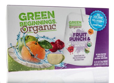 Winneconne, WI - 22 Ekim 2020: İzole bir arkaplanda yeşil başlangıç organik meyve kokteyli ve hindistan cevizi suyu paketi.