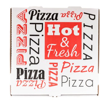 İzole edilmiş arka planda taze ve sıcak bir pizza kutusu.