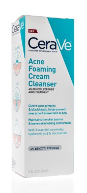 Winneconne, WI -9 Kasım 2020: İzole edilmiş bir arkaplanda cerve akne köpüklü krem temizleyici paketi.