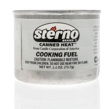 Winneconne, WI -9 Aralık 2020: İzole bir arkaplanda yiyecek ısıtmak için Sterno yakma kutusu paketi.