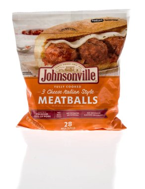 Winneconne, WI -9 Aralık 2020: İzole edilmiş arka planda bir paket Johnsonville köftesi.