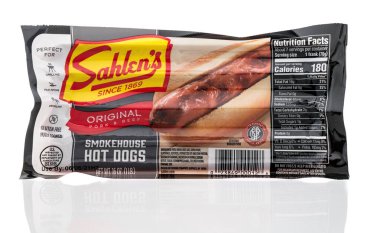 Winneconne, WI -11 Aralık 2020: İzole edilmiş arka planda bir paket Salens smokehouse hot dog.