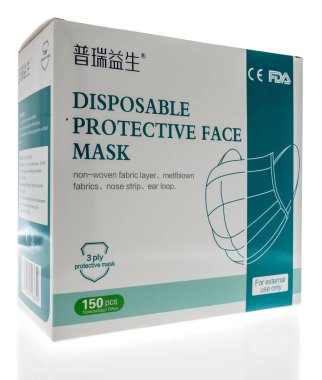 Winneconne, WI -17 Aralık 2020: İzole edilmiş bir arkaplanda tek kullanımlık FDA koruyucu yüz maskesi paketi.