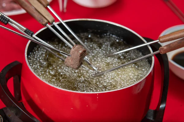 Steak Gotowania Mięsa Oleju Domu Odbywa Się Stylu Fondue — Zdjęcie stockowe