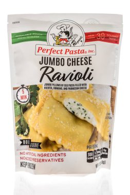 Winneconne, WI -27 Aralık 2020: İzole edilmiş bir arkaplanda bir paket Mükemmel makarna ravioli.