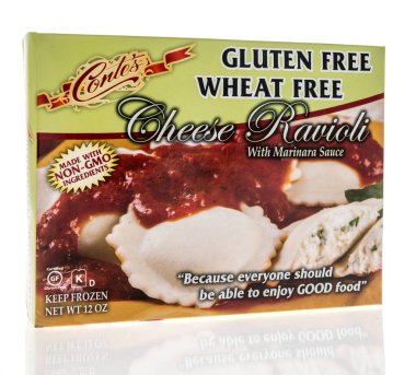 Winneconne, WI -27 Aralık 2020: İzole edilmiş bir arkaplanda bir paket Contes ravioli.