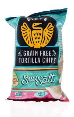 Winneconne, WI -27 Aralık 2020: İzole bir arkaplanda bir paket Siete tortilla cipsi.