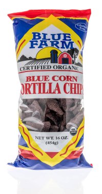 Winneconne, WI -27 Aralık 2020: İzole bir arkaplanda bir paket Blue çiftlik tortilla cipsi.