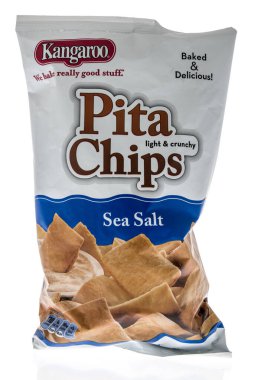 Winneconne, WI -27 Aralık 2020: İzole bir arkaplanda bir paket kanguru pide cipsi.