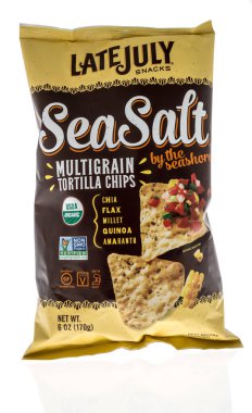 Winneconne, WI -27 Aralık 2020: İzole bir arkaplanda bir paket Temmuz sonu tortilla cipsi.