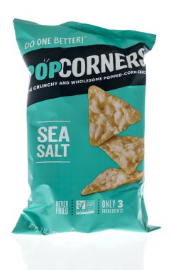 Winneconne, WI -27 Aralık 2020: İzole bir arkaplanda bir paket patlamış mısır cipsi.