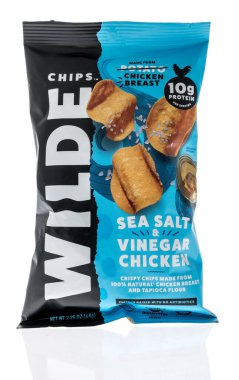 Winneconne, WI -27 Aralık 2020: İzole edilmiş arka planda tavuk göğsünden yapılmış bir paket Wilde cipsi.