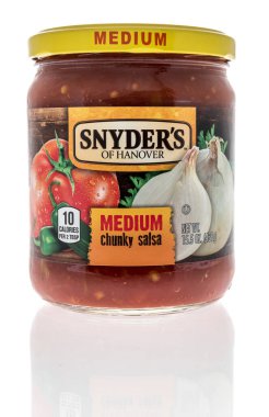 Winneconne, WI -27 Aralık 2020: Bir kavanoz Hanover Salsa sosu izole edilmiş arka plan.