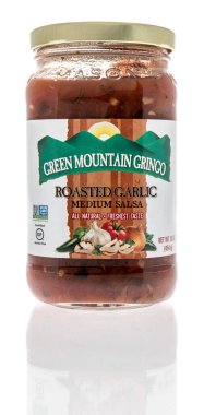 Winneconne, WI -27 Aralık 2020: Bir kavanoz yalıtılmış arkaplanda yeşil dağ gringo salsa sosu.