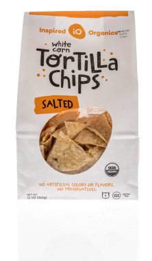 Winneconne, WI -30 Aralık 2020: İzole bir zemin üzerinde ilham verici organik totrilla çipleri paketi.