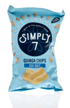 Winneconne, WI -30 Aralık 2020: İzole edilmiş bir arkaplanda basitçe 7 kinoa çipi paketi.