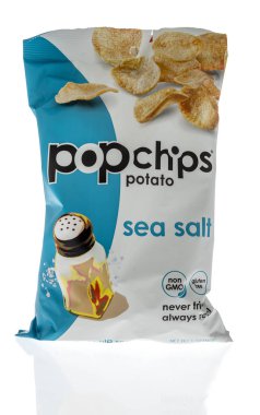 Winneconne, WI -30 Aralık 2020: İzole bir arkaplanda bir paket patates cipsi.