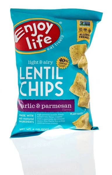 Winneconne, WI -30 Aralık 2020: İzole edilmiş bir arkaplanda hayatın tadını çıkarın mercimek parçaları paketi.