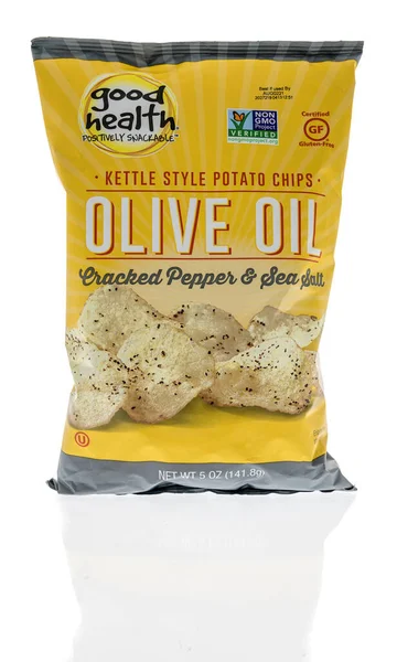 Winneconne, WI -30 Aralık 2020: İzole edilmiş bir arkaplanda İyi Sağlıklı Kettle tarzı patates cipsi paketi.