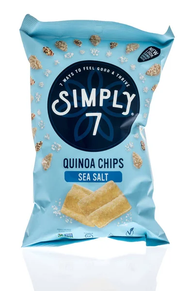 Winneconne, WI -30 Aralık 2020: İzole edilmiş bir arkaplanda basitçe 7 kinoa çipi paketi.