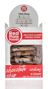 Winneconne, WI -30 Aralık 2020: İzole bir arkaplanda kırmızı tabak yemek kurabiyeleri paketi.