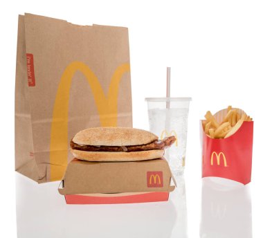 Winneconne, WI -1 Ocak 2021: Bir McDonalds McRib sandviçli patates kızartması ve izole bir arka planda bir içecek.