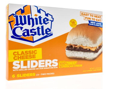 Winneconne, WI -30 Aralık 2020: İzole edilmiş bir arkaplanda White Castle klasik peynir kaydırıcıları paketi.