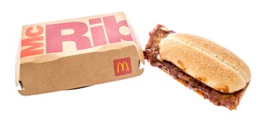 Winneconne, WI -1 Ocak 2021: İzole edilmiş bir arka planda McDonalds McRib Sandswich.