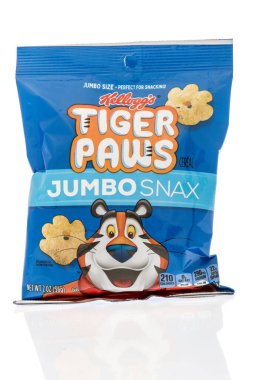 Winneconne, WI -1 Ocak 2021: Bir paket Kelloggs kaplanı izole bir arka planda dev pençeli abur cubur.