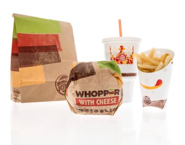 Winneconne, WI -12 Ocak 2021: İzole bir arka planda Burger King 'in büyük boy yemek, içecek ve patates kızartması paketi.