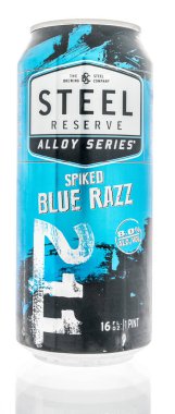 Winneconne, WI -9 Ocak 2021: Bir kutu Çelik Rezerv müttefik serisi izole edilmiş arka planda mavi Razı alkollü içki.