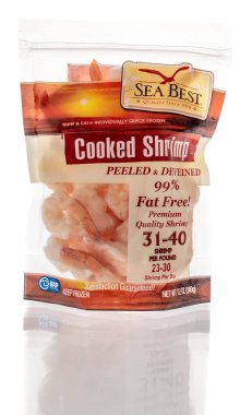 Winneconne, WI -9 Ocak 2021: İzole bir zemin üzerinde en iyi pişmiş karides paketi.