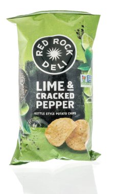 Winneconne, WI -9 Ocak 2021: İzole bir arkaplanda bir paket Red Rock şarküteri cipsi.