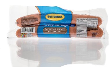 Winneconne, WI -9 Ocak 2021: İzole edilmiş bir arka planda Butterball hindi sosisi paketi.
