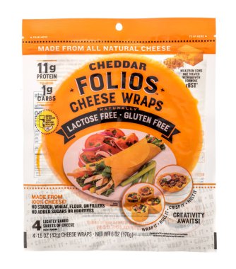 Winneconne, WI -9 Ocak 2021: Bir paket Folios çedar peyniri izole bir arkaplanda paketleniyor.