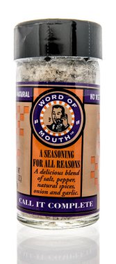 Winneconne, WI -9 Ocak 2021: İzole edilmiş bir arkaplanda World of mouth baharat paketi.