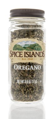 Winneconne, WI -9 Ocak 2021: İzole edilmiş bir arkaplanda baharat içeren bir paket.