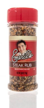 Winneconne, WI -9 Ocak 2021: İzole edilmiş bir arka planda bir paket Emerils biftek ovuşturma.