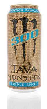 Winneconne, WI -12 Ocak 2021: Bir kutu Canavar 300 java kahvesi izole edilmiş arka planda.