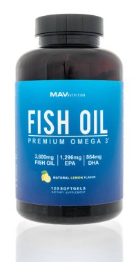 Winneconne, WI -12 Ocak 2021: İzole edilmiş bir zemin üzerinde bir Mav besleyici balık yağı paketi.