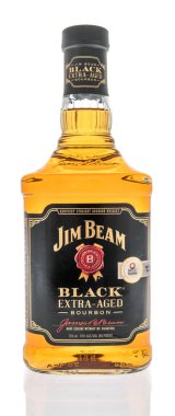 Winneconne, WI -22 Ocak 2021: Bir şişe siyah Jim Beam ekstra yaşlı burbon whikey.