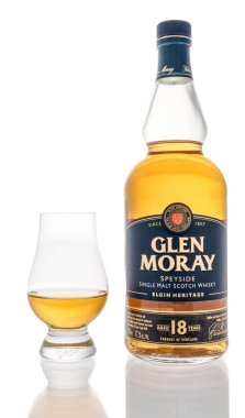 Winneconne, WI -22 Ocak 2021: Bir şişe Glen Moray speyside, izole edilmiş arka planda bir glencairn camlı tek malt viski..