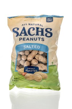 Winneconne, WI -23 Ocak 2021: Bir paket Sachs fıstığı izole bir arka planda yeni kavrulmuş.